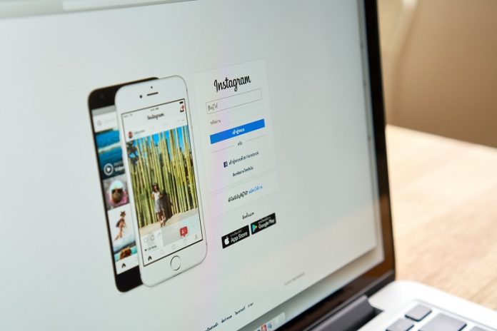 menggunakan instagram