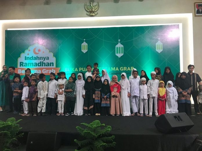 Bersama 1.000 Mitra Pengemudi Grab Kampanyekan #BahagiaItuDekat Bersama 1.000 Mitra Pengemudi Grab Kampanyekan #BahagiaItuDekat