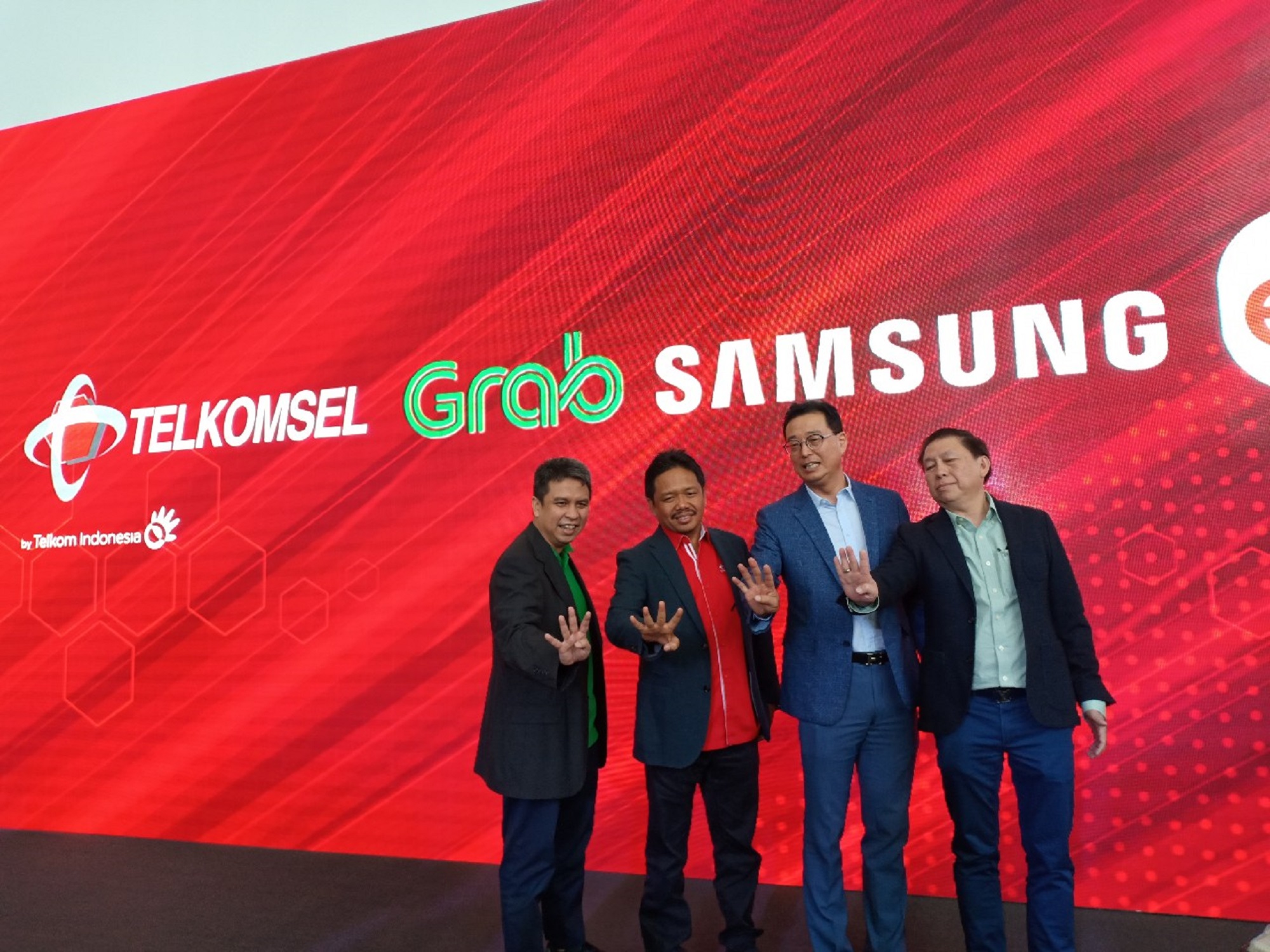 Driver Grab Disediakan Paket Internet Murah Telkomsel Dan Smartphone Samsung Gadgetsquad Id