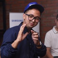 Di Asian Games 2018, Samsung Gandeng Edho Zell Ajak Siswa Sekolah Bikin Vlog Asian Games 2018, Edho Zell bikin vlog pakai Samsung Galaxy J8