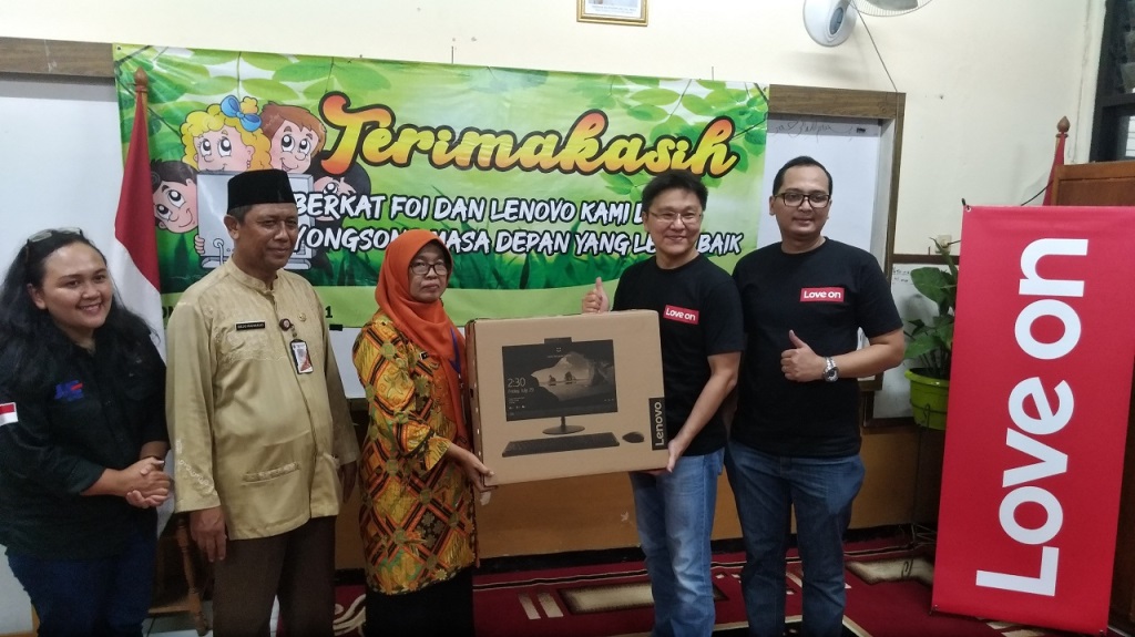 Lenovo Indonesia Beri Donasi Komputer Ke Pelajar SD.