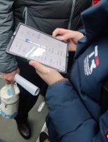 Prototipe Hp Xiaomi Lipat Terlihat Dipakai Seseorang