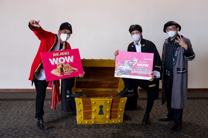 Djoko Tata Ibrahim, Deputy CEO Smartfren, Atta Halilintar dan Hermansyah Arifin, SVP Products and Services Development Smartfren dalam launching Smartfren Rejeki WOW 2021