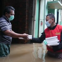 Mobil Klinik Indosat Ooredoo Kembali “Mengaspal” Bantu Korban Banjir