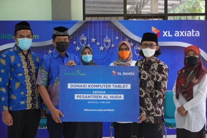 XL Axiata Donasikan 100 Laptop ke Pesantren