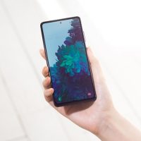 Punya Baterai Tahan Lama, Samsung Galaxy S20 FE Layak Untuk Latihan Tanding Esports Layar lapang 6,5 inci dengan teknologi Super AMOLED Infinity-O dan resolusi FHD+ yang dimiliki Samsung Galaxy S20 FE varian terbaru ini juga dapat memanjakan mata para gamer.