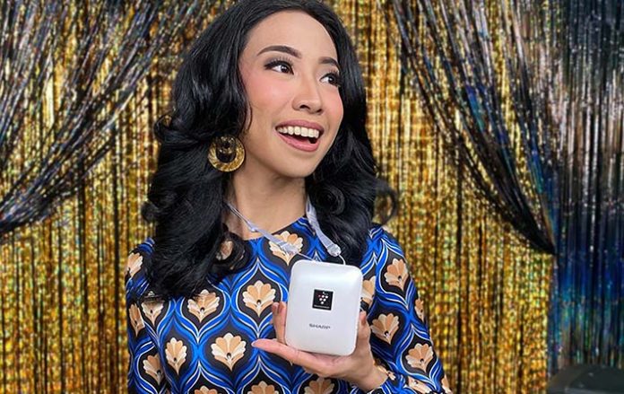 013-3. Peraga Sedang Menggunakan Mobil Ion Generator asdadada