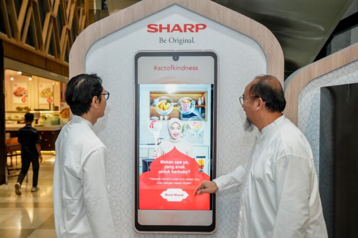 011 - Foto 3 - Perwakilan Sharp Indonesia menjelaskan cara bermain food for good di acara Sharp Bersedekah