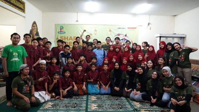 012 - Foto 1 - Perwakilan Sharp Indonesia bersama dengan anggota Sahrp Greenerator dan Anak panti Asuhan berfoto setelah usai acara charity panti