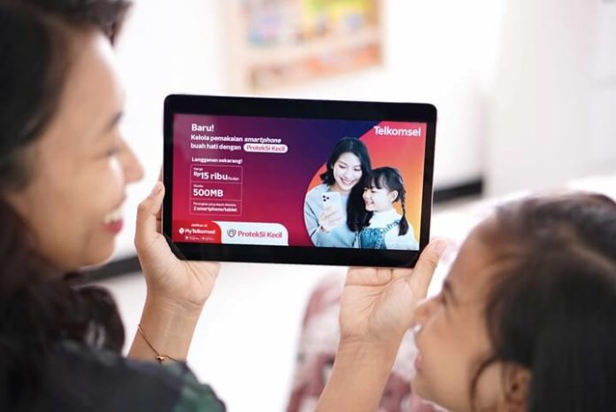 Hindari Bahaya Negatif Internet Bagi Anak, Telkomsel Sediakan Layanan “ProtekSi Kecil” (1) Hindari Bahaya Negatif Internet Bagi Anak, Telkomsel Sediakan Layanan “ProtekSi Kecil” (1)