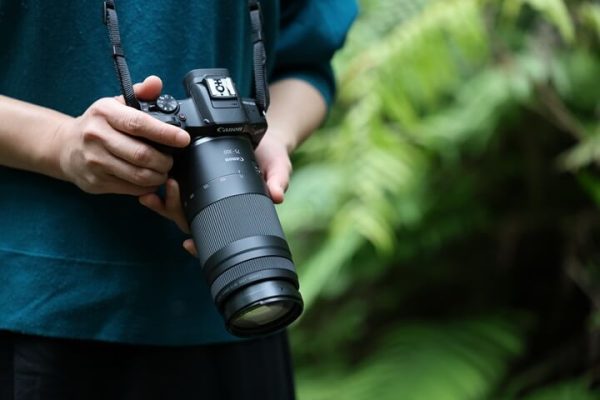 Canon Hadirkan Lensa Telefoto Ringkas dan Terjangkau untuk Pemula (2) (1)