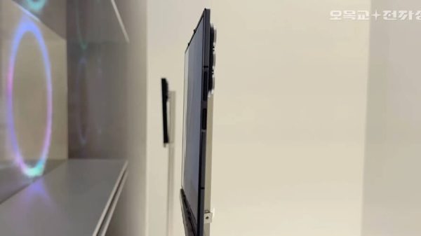 Hp Lipat Tiga Samsung Galaxy Z TriFold Akhirnya Terlihat, Ini Penampakannya! (1) (1)