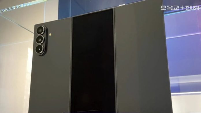 Hp Lipat Tiga Samsung Galaxy Z TriFold Akhirnya Terlihat, Ini Penampakannya! (2) (1) Hp Lipat Tiga Samsung Galaxy Z TriFold Akhirnya Terlihat, Ini Penampakannya! (2) (1)